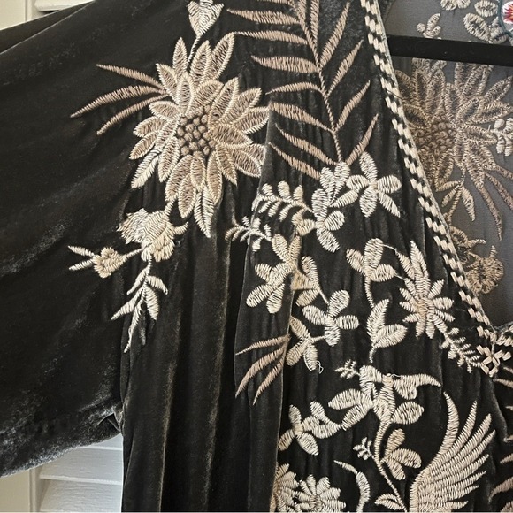 Johnny Was Othilia Embroidered Silk Velvet Kimono Sleeve Dress Gray Sz S - Picture 8 of 15